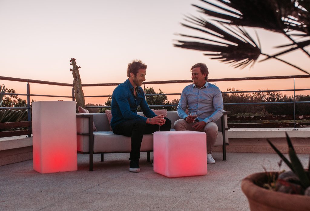 Which Color Lighting for your Event? 2 Connected wireless CUBE lamp SMART AND GREEN
