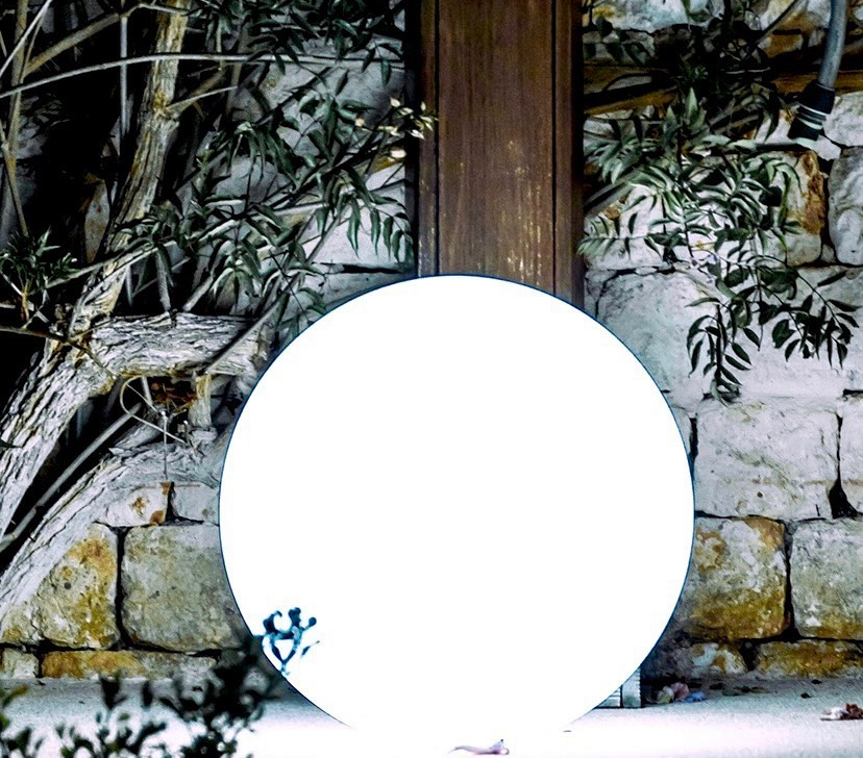 Our Top 3 Interior Design Trends for this Fall 2 Lampe connectée d'extérieur BALL SMART AND GREEN
Smart Outdoor Lamp BALL SMART AND GREEN