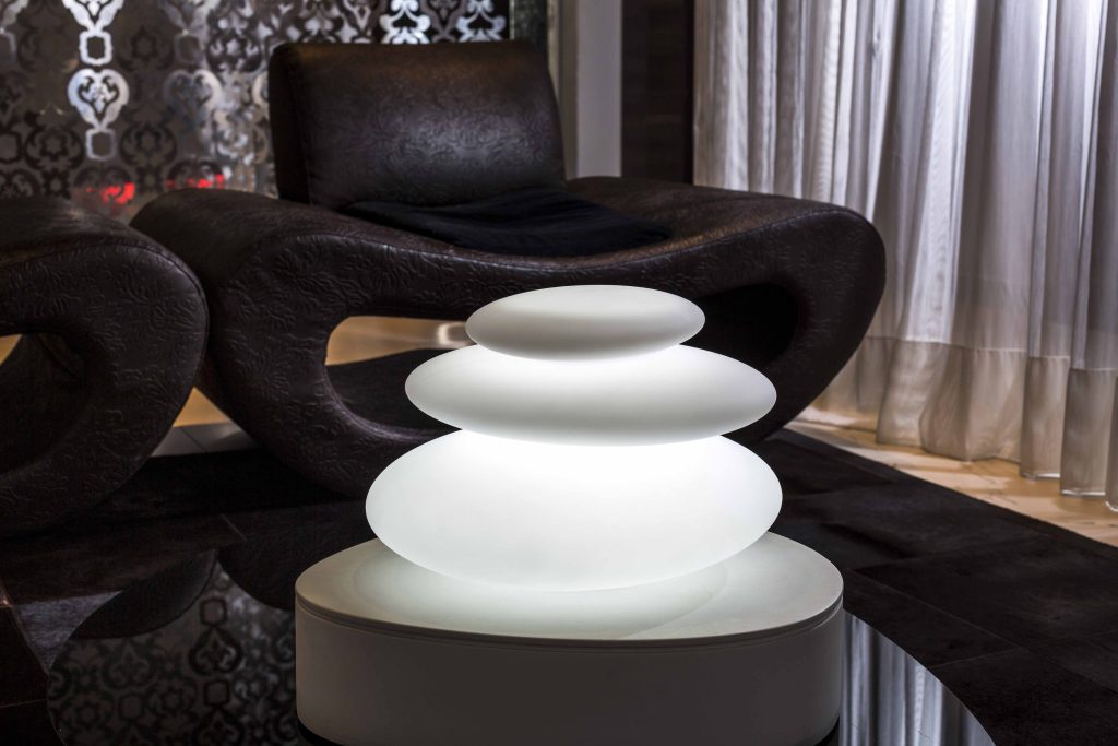 Wireless lamp controllable with app